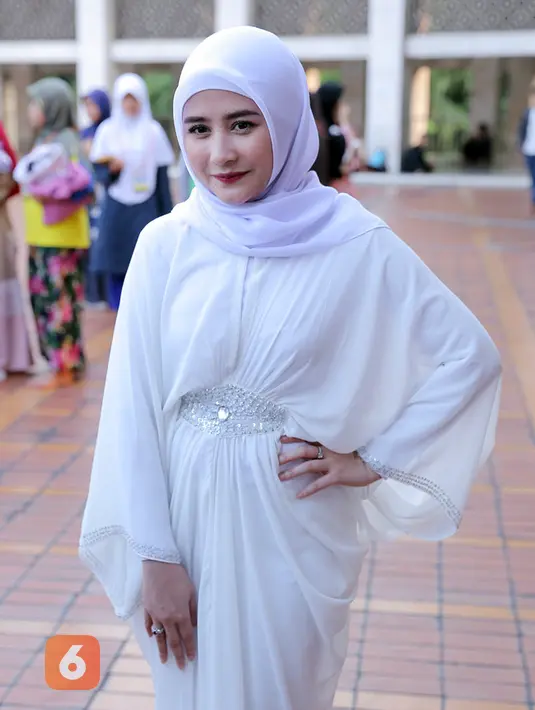 Selain Prilly, hadir dalam acara itu Zaskia Adya Mecca, serta Haikal Kamil. Dalam acara itu diisi dengan menghatamkan Alquran dalam kurun waktu satu jam jelang buka puasa bersama 500 jamaah. (Deki Prayoga/Bintang.com)