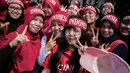 Sejumlah suporter cantik mendukung Timnas Indonesia yanag melawan Timor Leste pada laga SEA Games di Stadion MPS, Selangor, Minggu (20/8/2017). Indonesia menang 1-0 atas Timor Leste. (Liputan6/Faizal Fanani)