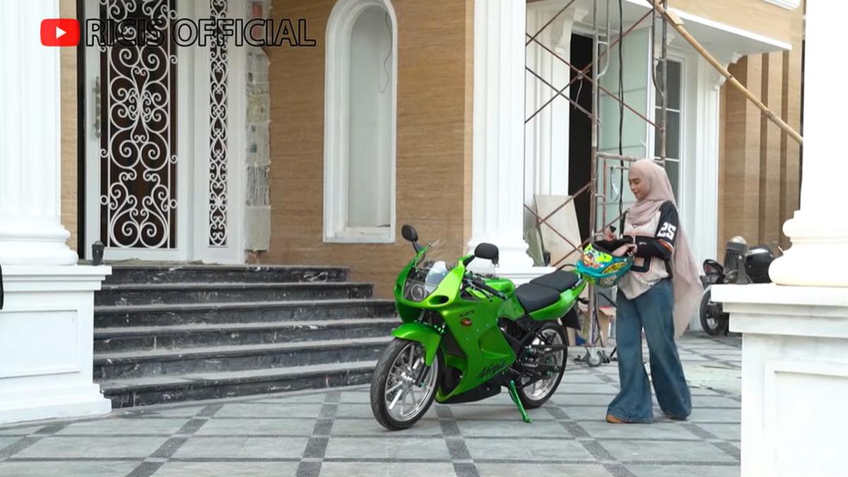 Potret Tampilan Depan Rumah Baru Ria Ricis yang Mewah, Kombinasi Putih dan Cokelat Muda