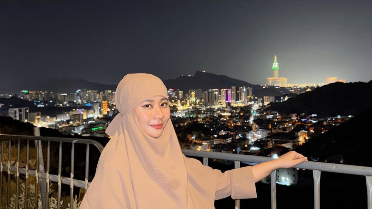 5 Potret Hijrah Modis Chikita Meidy Selama di Tanah Suci, Gaya Busananya Jadi Inspirasi Lebaran 2025
