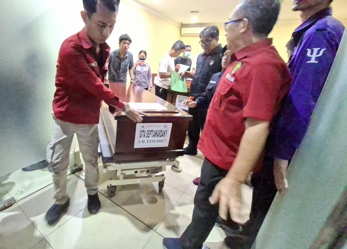 Momen Tangisan Keluarga Pecah hingga Hampir Pingsan saat Penyerahan Jenazah Korban Tragedi Bekasi