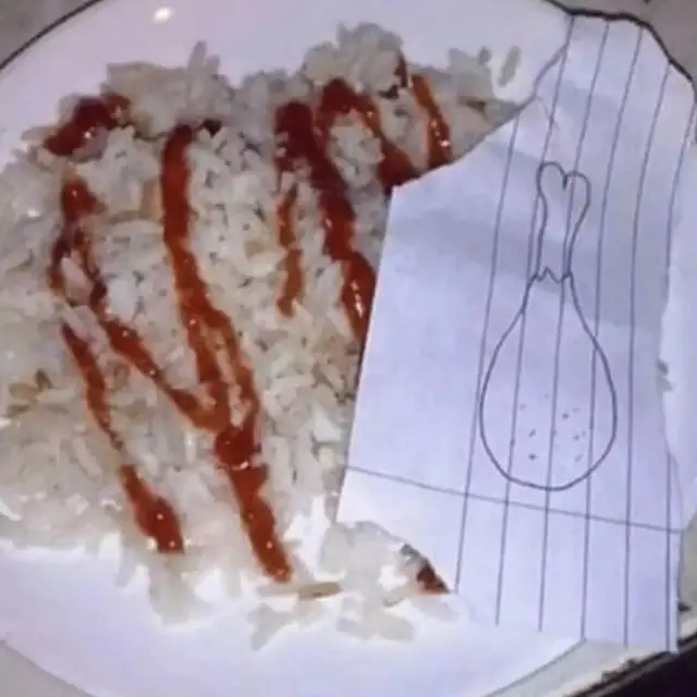 6 Potret Nyeleneh Orang Makan Pakai Gambar Lauk, Enggak Kenyang Sama Sekali