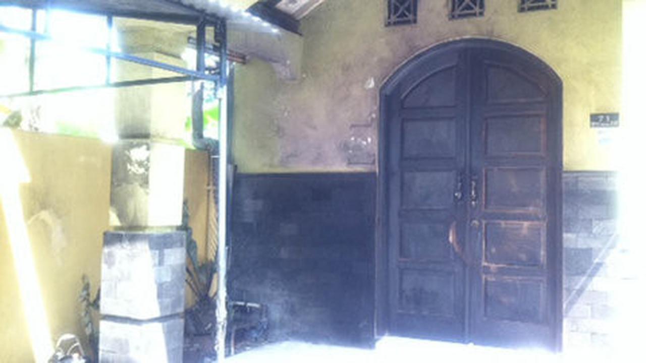 Warga ikut bantu padamkan api yang berkobar di gereja GBI, Bantul