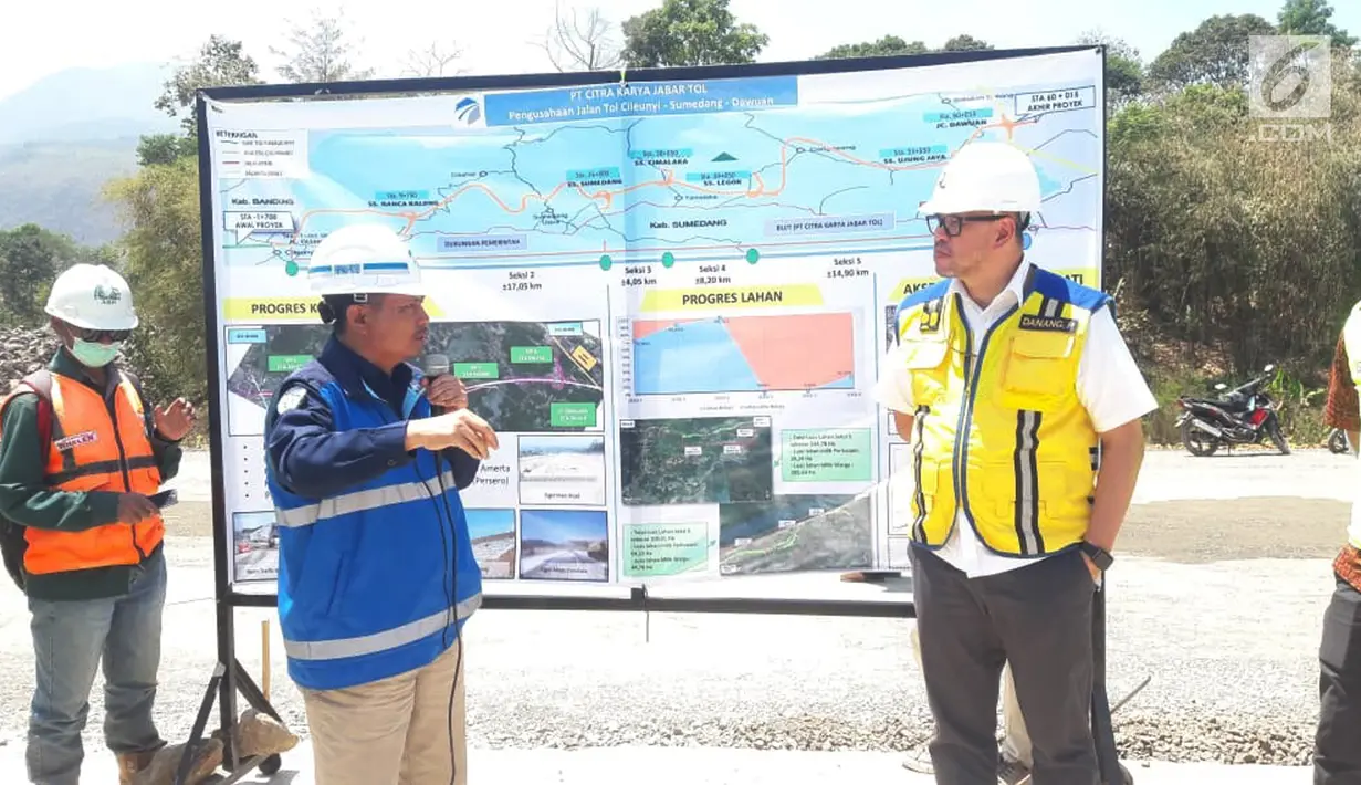 Kepala BPJT Kementerian PUPR Danang Parikesit (kanan) saat meninjau proyek Tol Cisumdawu di Sumedang, Jawa Barat, Kamis (5/9/2019). Seksi I dan seksi II proyek ini digarap oleh pemerintah melalui Kementerian PUPR. (Liputan6.com/Bawono Yadika)