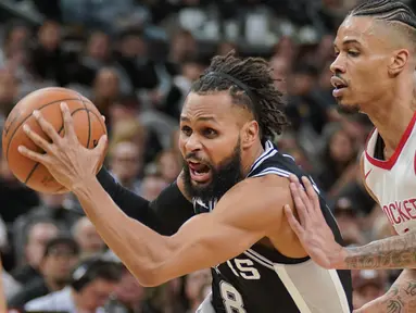 Pemain San Antonio Spurs, Patty Mills (kiri ) mencoba melewati adangan pemain Houston Rockets, Gerald Green pada lanjutan NBA basketball game di AT&T Center, San Antonio, (1/02/2018). Houston menang 102-91. (AP/Darren Abate)
