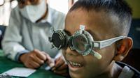 PT Perusahan Pengelola Aset memberikan bantuan kacamata gratis kepada para siswa dan guru SDN 1 Muara Ciujung Timur, Rangkas Bitung, Lebak, Banten. (Dok PPA)