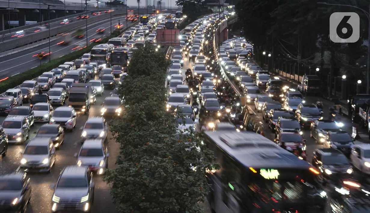 Suasana kemacetan arus kendaraan di Jalan Gatot Subroto, Jakarta, Selasa (9/6/2020). Masa PSBB Transisi yang memperbolehkan karyawan di perkantoran kembali bekerja menyebabkan ruas jalan Ibu Kota kembali macet dan semrawut saat jam pulang kerja. (merdeka.com/Iqbal S Nugroho)