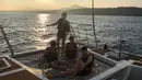 Keempat sahabat ini menaiki kapal sambal menikmati sunset di tengah laut. (Liputan6.com/Twitter/@BTS_twt)
