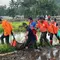 Petugas gabungan mengevakuasi jenazah korban banjir lahar dingin di Kaki Gunung Marapi, Kabupaten Agam, Minggu (12/5/2024).(Liputan6.com/ ist)