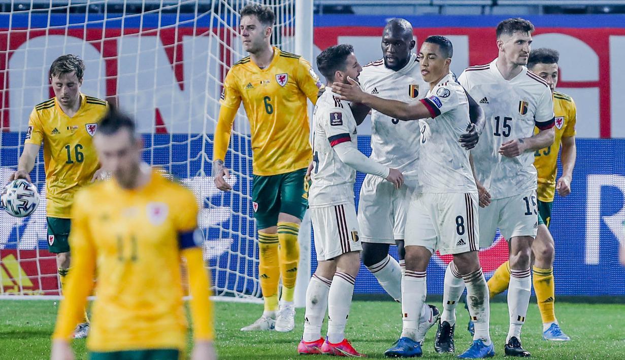 Para pemain Belgia merayakan gol yang dicetak oleh Romelu Lukaku ke gawang Wales pada laga Kualifikasi Piala Dunia 2022 di Stadion Den Dreef, Kamis (25/3/2021). Belgia menang dengan skor 3-1. (AP/Francisco Seco)