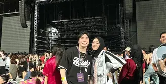 Putri Delina tampil memukau dalam balutan jersey saat menonton konser Bruno Mars. [Foto: Instagram/ Putri Delina]