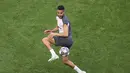 Gelandang Manchester City, Riyad Mahrez mengontrol bola saat sesi latihan di stadion Dragao di Porto, Portugal, Jumat (28/5/2021). Manchester City akan bertanding melawan Chelsea pada babak final Liga Champions pada Sabtu malam atau Minggu (30/5/2021) dini hari. (Michael Steele/Pool via AP)