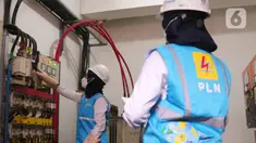 Petugas wanita PLN UID Jakarta Raya melakukan pengecekan gardu distribusi listrik di jalan M.H Tamrin, Jakarta, Rabu (20/4/2022). PLN juga memastikan pasokan listrik aman selama Ramadhan dan Idul Fitri. (Liputan6.com/Angga Yuniar)