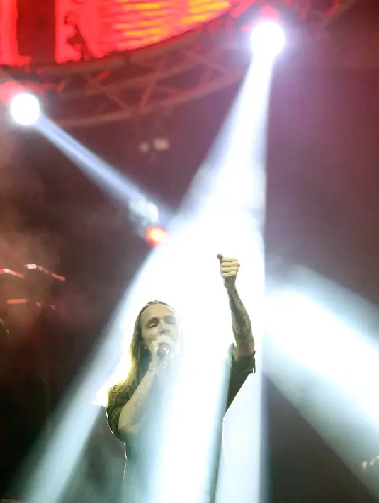 Tak merasa keberatan dengan itu, Brandon Boyd berserta yang lain pun kembali naik ke atas panggung. (Bambang E. Ros/Bintang.com)