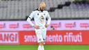 Gelandang Spezia, Riccardo Saponara tertunduk kecewa usai timnya kebobolan gol ketiga saat menghadapi Fiorentina dalam laga lanjutan Liga Italia 2020/21 pekan ke-23 di Artemio Franchi Stadium, Jumat (19/2/2021). Spezia kalah 0-3 dari Fiorentina. (LaPresse via AP/Jennifer Lorenzini)
