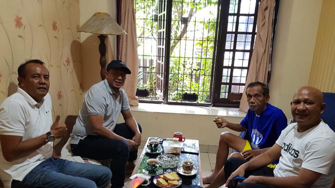 Pelatih Madura United FC yang juga Exco Asosiasi Pelatih Sepakbola Seluruh Indonesia (APSSI), Rahmad Darmawan bersama dan mantan kiper PSMS junior, Soerbakti SH berkunjung ke kediaman Yudo (Ist)
