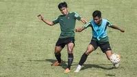 Pemain Timnas Indonesia U-19, Saddil Ramdani, berebut bola dengan Firza Andika saat latihan di Lapangan ABC Senayan, Jakarta, Selasa (18/9/2018). Latihan ini merupakan persiapan jelang Piala AFC U-19. (Bola.com/Vitalis Yogi Trisna)