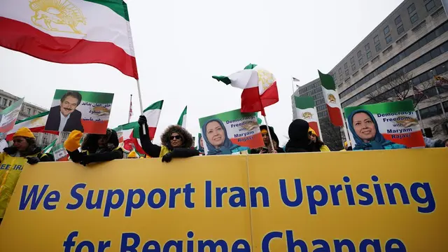 Pendukung Mujahidin Iran atau MEK memegang bendera Iran era-Syah Pahlevi (sebelum Revolusi Islam) dan Pemimpin MEK Marjam Rajavi (AFP PHOTO)