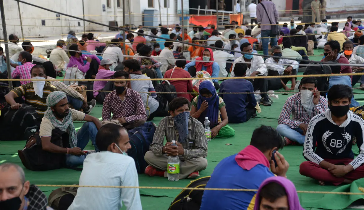 Para buruh migran menunggu untuk menaiki kereta khusus menuju rumah mereka saat masa karantina wilayah (lockdown) nasional diterapkan demi mencegah penyebaran COVID-19 di Jalandhar, Negara Bagian Punjab, India utara, (5//5/2020). (Xinhua/Stringer)