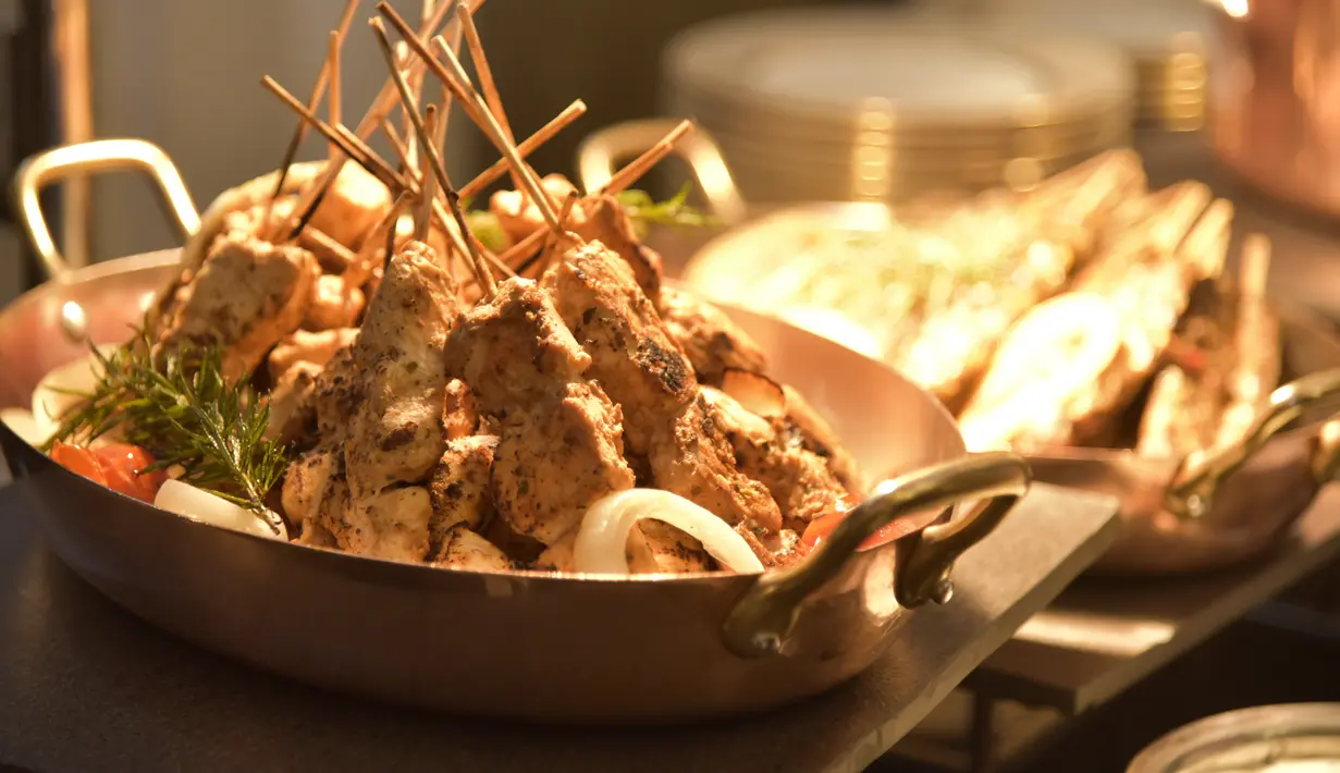 Menjadi sorotan di tahun ini, lokasi berbuka puasa ditata dengan lebih spesial. Diwan Al-Samar yang berarti pertemuan percakapan malam" dalam bahasa Arab menjadi tema apik khas Ramadan. Suasanya berbuka puasa semakin terasa istimewa.
[ Foto : dok Four Seasons Hotel Jakarta ]