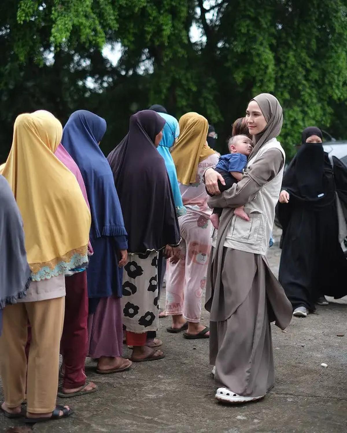 7 Aksi Zaskia Adya Mecca Bantu Korban Banjir Bekasi, Rela Naik Pick Up