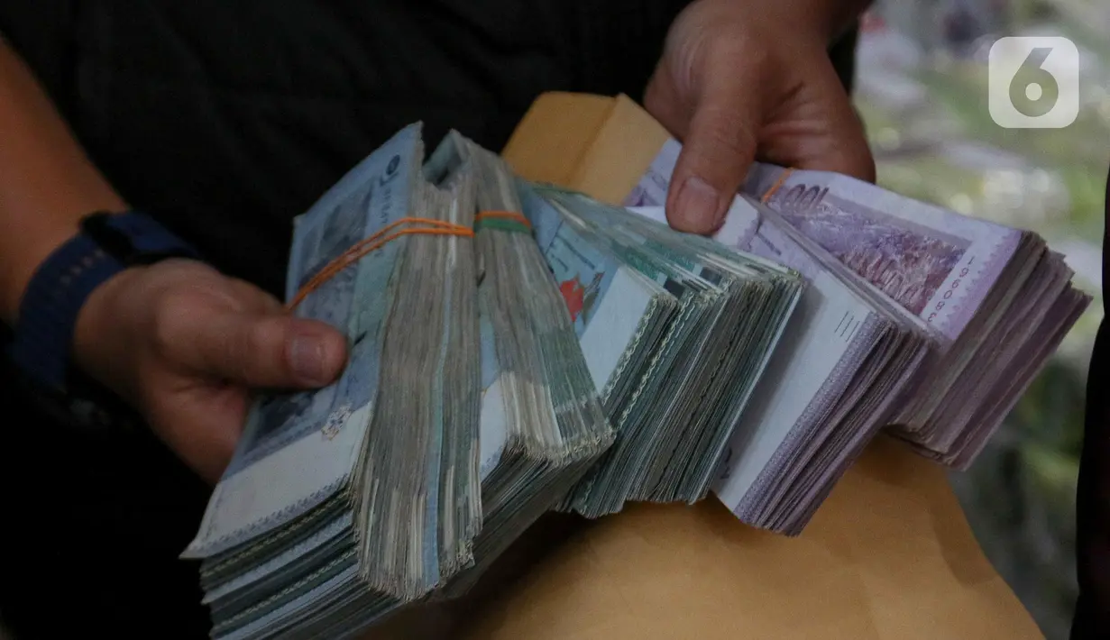 Ditresnarkoba Polda Metro Jaya juga menyita barang bukti mata uang asing. (Liputan6.com/Herman Zakharia)