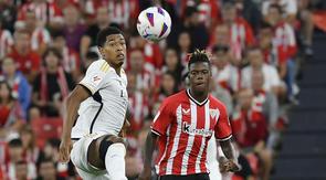 Pemain Real Madrid, Jude Bellingham, berebut bola dengan pemain Athletic Bilbao, Nico Williams, pada laga pekan ke-1 La Liga 2023/2024 di Stadion San Mames, Minggu (13/8/2023). Los Blancos menang dengan skor 2-0. (AP Photo/Alvaro Barrientos)