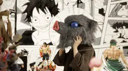 Wanita Saudi, Imtenan, mengenakan topeng Hashibira Inosuke, karakter anime Jepang yang terkenal, di Geek Cafe, Jeddah, Arab Saudi, Kamis (11/11/2021). Penggemar animasi Jepang di Arab Saudi sangat menantikan pembukaan Geek Cafe. (AP Photo/Amr Nabil)