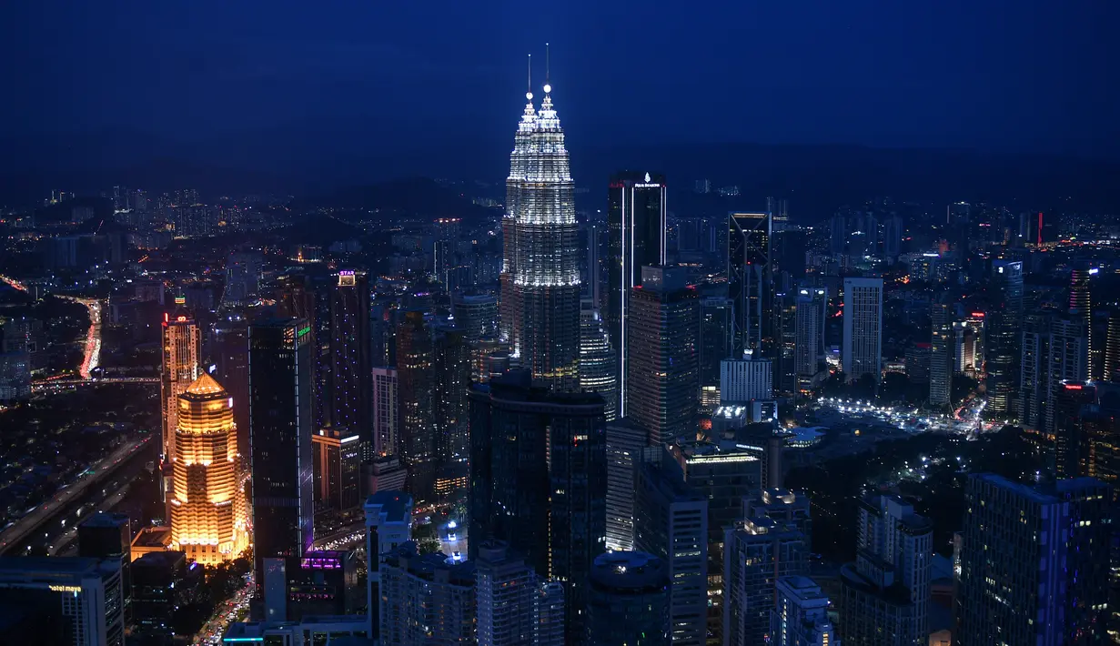 lainnya, seperti yang terlihat dari Menara KL, di Kuala Lumpur (13/10/2020). Malaysia mengumumkan pembatasan baru di sekitar ibu kota dan negara bagian Sabah yang paling parah terkena dampaknya. (AFP/Mohd Rasfan)