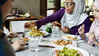 Sekelompok perempuan muslimah sedang makan bersama (Foto Dok: Freepik/rawpixel.com).