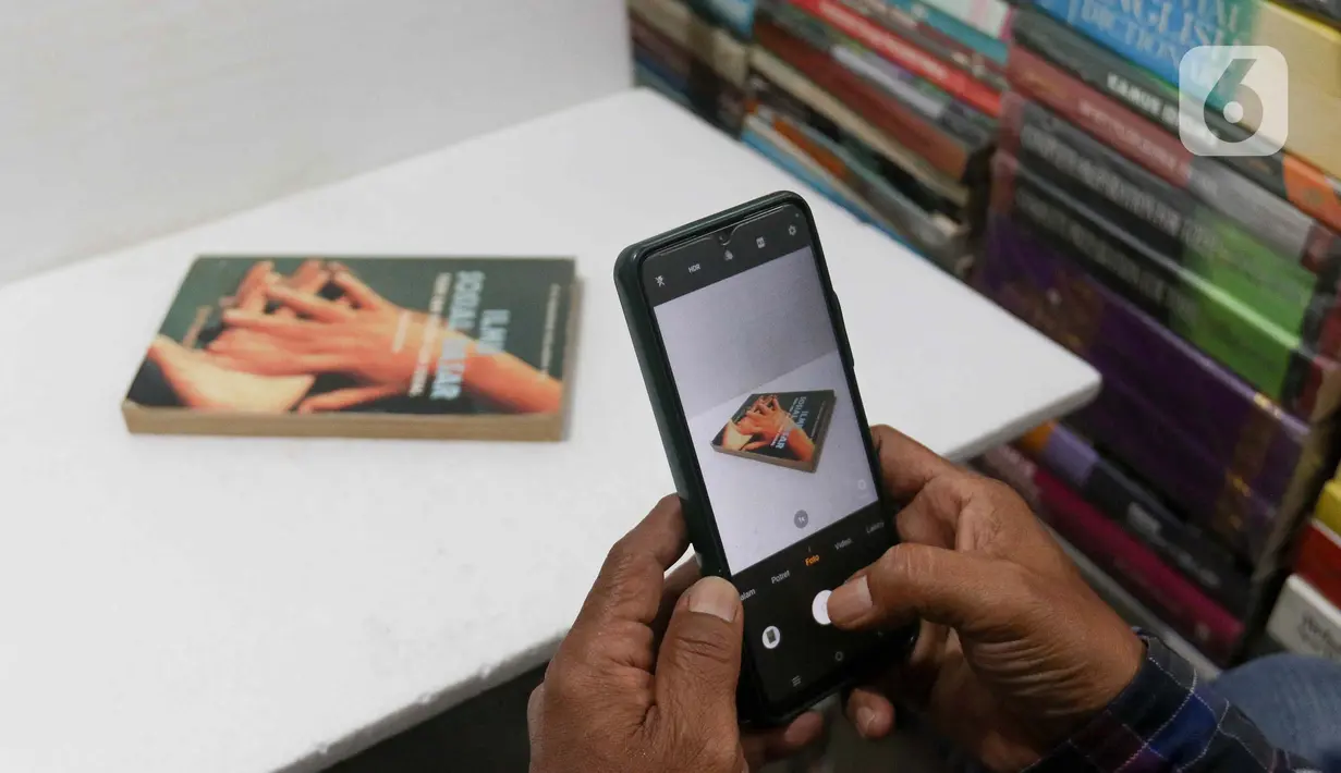 Para pedagang buku di Pasar Kenari beralih ke penjualan secara daring atau online. (Liputan6.com/Herman Zakharia)