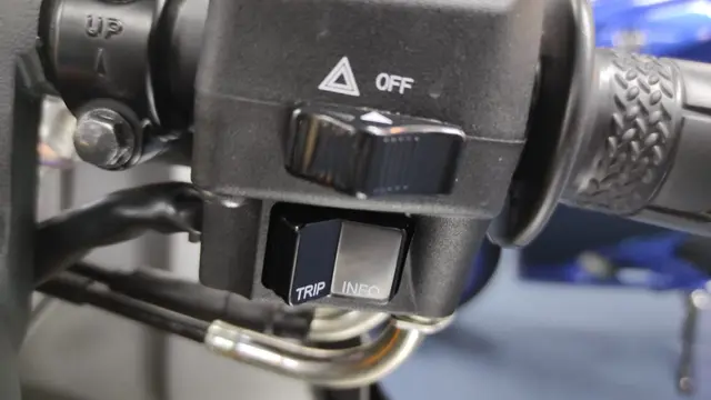 Tombol pengaturan speedometer R15M Connected ABS (Arief A/Liputan6.com)