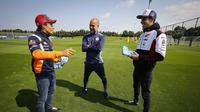 Marc Marquez dan Alex Marquez bertemu Manajer Manchester City, Pep Guardiola. (Twitter/MotoGP)