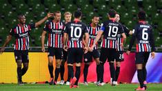 Pemain Eintracht Frankfurt, merayakan gol yang dicetak Stefan Ilsanker ke gawang Werder Bremen pada laga lanjutan Bundesliga di Weser Stadion, Kamis (4/6/2020) dini hari WIB. Frankfurt menang 3-0 atas Bremen. (AFP/Stuart Franklin/pool)