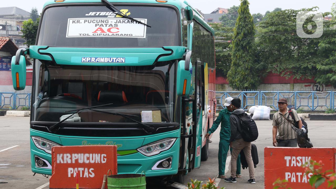 FOTO: Aturan Masih Disiapkan, Pemudik Tetap Datangi Terminal Kampung Rambutan
