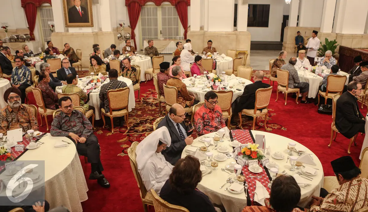 Suasana acara buka puasa bersama anatara Presiden Jokowi dengan para dubes Negara sahabat di Istana Negara, Jakarta, Senin (13/7/2015). Sejumlah menteri dan pejabat negara lainnya tampak hadir di acara tersebut. (Liputan6.com/Faizal Fanani)