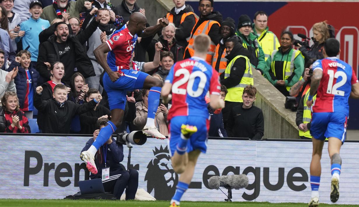 Selebrasi striker Crystal Palace, Jean-Philippe Mateta (kiri) setelah mencetak gol pertama timnya ke gawang Manchester City pada laga pekan ke-32 Premier League 2023/2024 di Selhurst Park stadium, London, Sabtu (6/4/2024). (AP Photo/Frank Augstein)