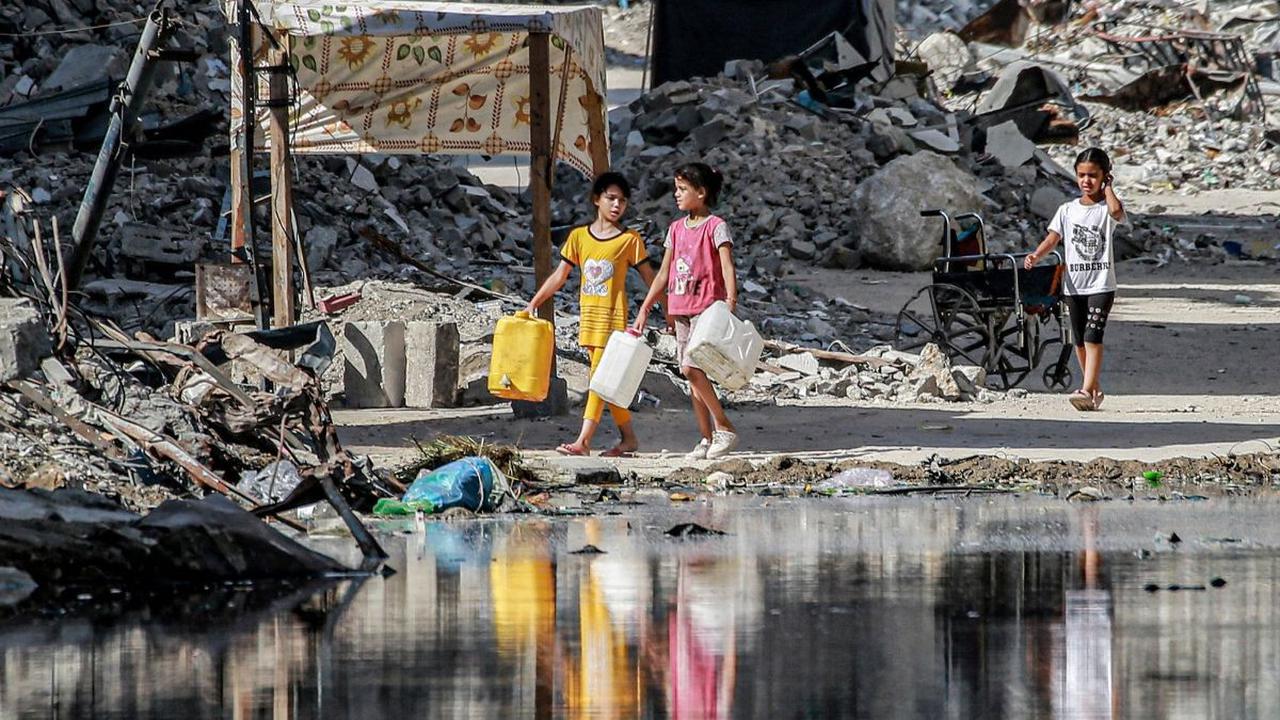 Krisis air bersih serta paparan cuaca panas menyebabkan penyakit kulit mudah sekali menyebar di kalangan anak-anak Jalur Gaza.