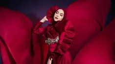 Jalani pemotretan terbaru bersama FD Photography, Ria Ricis tampil bikin pangling dengan balutan busana serba merah. Dalam pemotretan terbarunya tersebut, ibunda dari Moana ini terlihat semakin menawan. Tidak sedikit netizen yang memuji penampilan dari aktris sekaligus YouTuber tersebut. (Liputan6.com/IG/@riaricis1795)