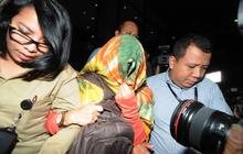 Usai diperiksa KPK, penyuap Dewie Yasin enggan tunjukkan muka