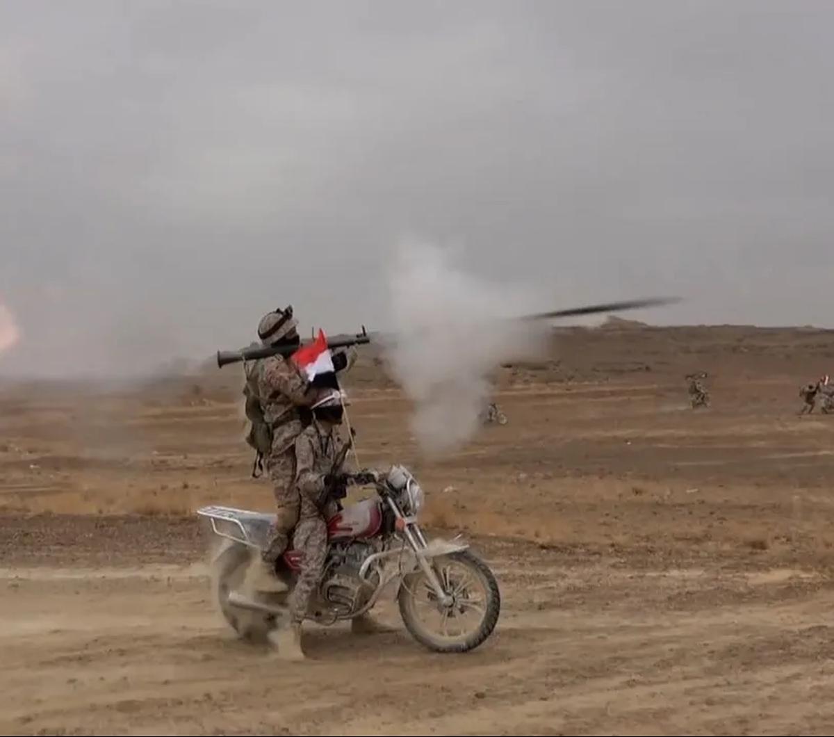 Anggota Houthi meluncurkan proyektil selama manuver militer di lokas dekat Kota Sanaa, Yaman (30/10/2023). Baru-baru ini kelompok pemberontak Houthi di Yaman mengklaim telah meluncurkan serangan ke arah Israel.<br>