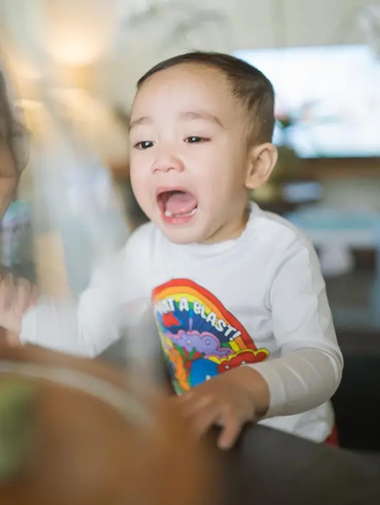 "Ceritanya marah Cipung. Nggak ada galak-galaknya," tulis orang tuanya dalam keterangan foto. [Instagram/raffinagita1717]