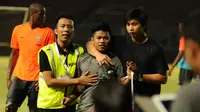 Salah satu suporter Juventus terpaksa diamankan pihak keamanan akibat berulah masuk lapangan di Stadion GBK, Jakarta, (5/8/2014). (Liputan6.com/Helmi Fithriansyah) 