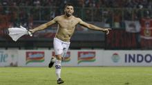 Striker Kalteng Putra, Diogo Campos, merayakan gol ke gawang Persija Jakarta pada laga perempat final Piala Presiden 2019 di Stadion Patriot, Bekasi, Kamis (28/3). Persija kalah adu penalti dari Kalteng. (Bola.com/Yoppy Renato)