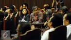 Komisioner KPU, Hadar Nafis Gumay (tengah) menghadiri sidang pembacaan putusan gugatan perkara perselisihan hasil Pilkada 2015 oleh Mahkamah Konstitusi di gedung Mahkamah Konstitusi, Jakarta, Senin (18/1/2016). (Liputan6.com/Helmi Fithriansyah)