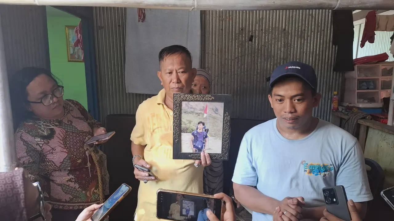 Keluarga pengemudi ojek online bernama Rusdamdiansyah, akrab disapa Dandi saat ditemui awak media.