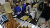 Seorang pria membeli penganan manis saat Ramadan di tengah pandemi COVID-19 di Beirut, Lebanon pada Minggu (26/4/2020). Makanan manis dan minuman segar biasanya yang jadi buruan utama untuk berbuka puasa saat bulan suci Ramadan. (Xinhua/Bilal Jawich)