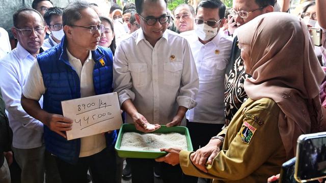 Mendag Zulkifli Hasan saat meninjau Pasar Induk Beras Cipinang bersama Menteri Perhubungan Budi Karya Sumadi dan Kepala Badan Pangan Nasional Arif Prasetyo Adi pada hari ini, Senin (3/10) di Jakarta.