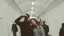 Potret kemesraan Chicco Jerikho dan Putri Marino saat sedang di London Underground, London. Doa selalu bahagia dari warganet selalu menghiasi kolom komenter. (Instagram/chicco.jerikho)