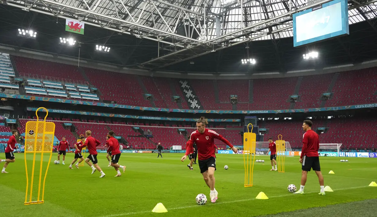 Pemain Wales Gareth Bale (tengah) bersama rekan setimnya berlatih di Johan Cruyff Arena, Amsterdam, Belanda, Jumat (25/6/2021). Wales akan melawan Denmark pada pertandingan babak 16 besar Euro 2020. (AP Photo/Peter Dejong)